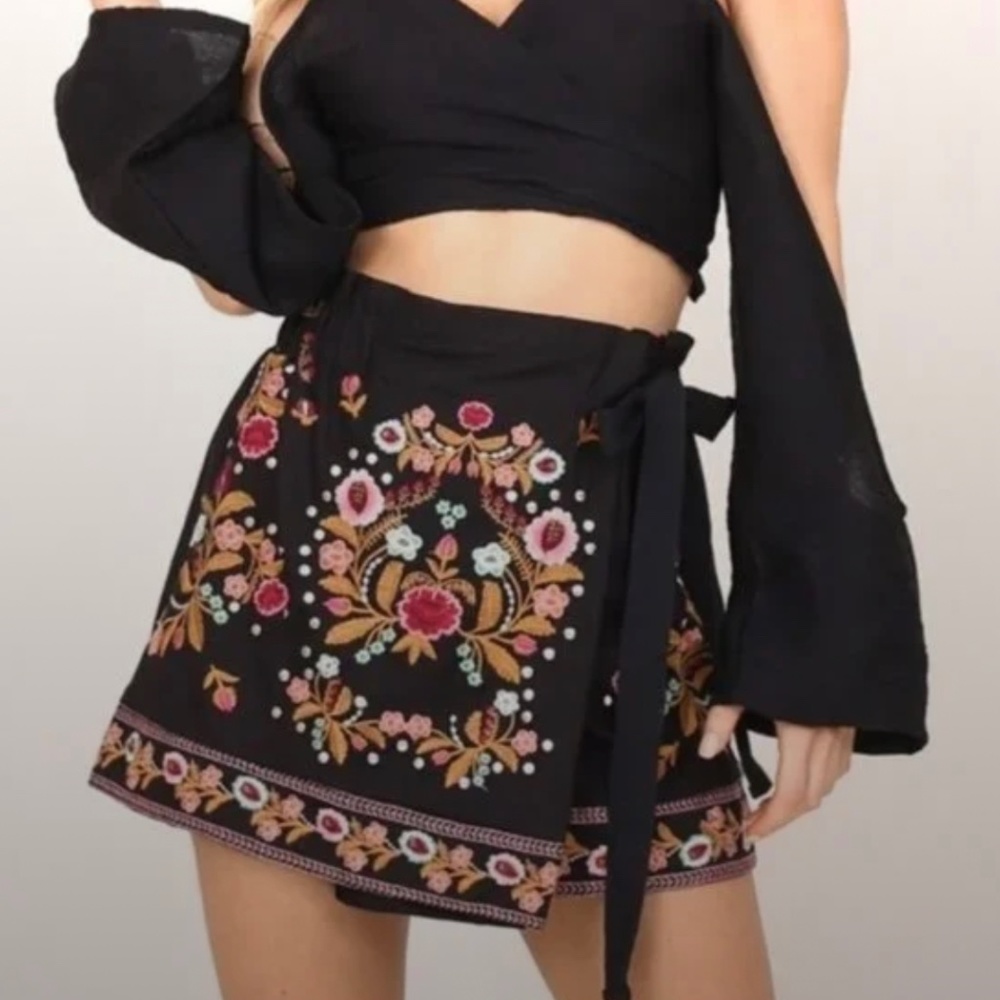 ZARA Woman Medium Embroidered Wrap Mini Skort Skirt Shorts Black Tie Waist